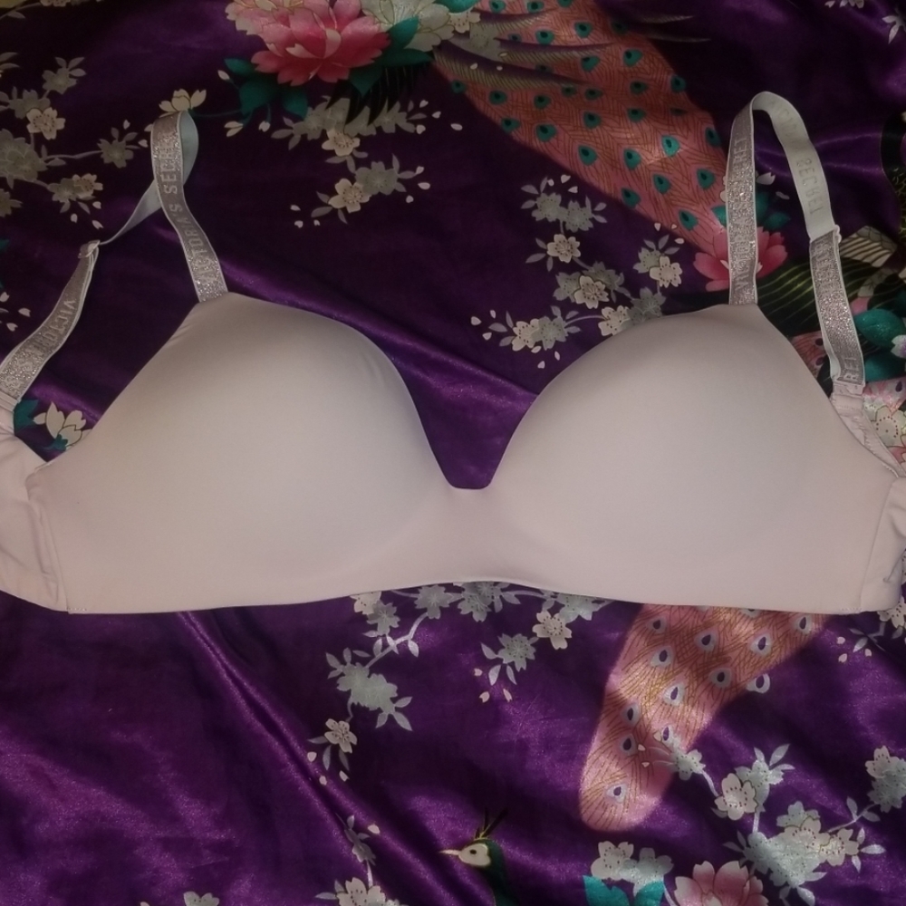 Tshirt lightly lined wireless bra. Convertible